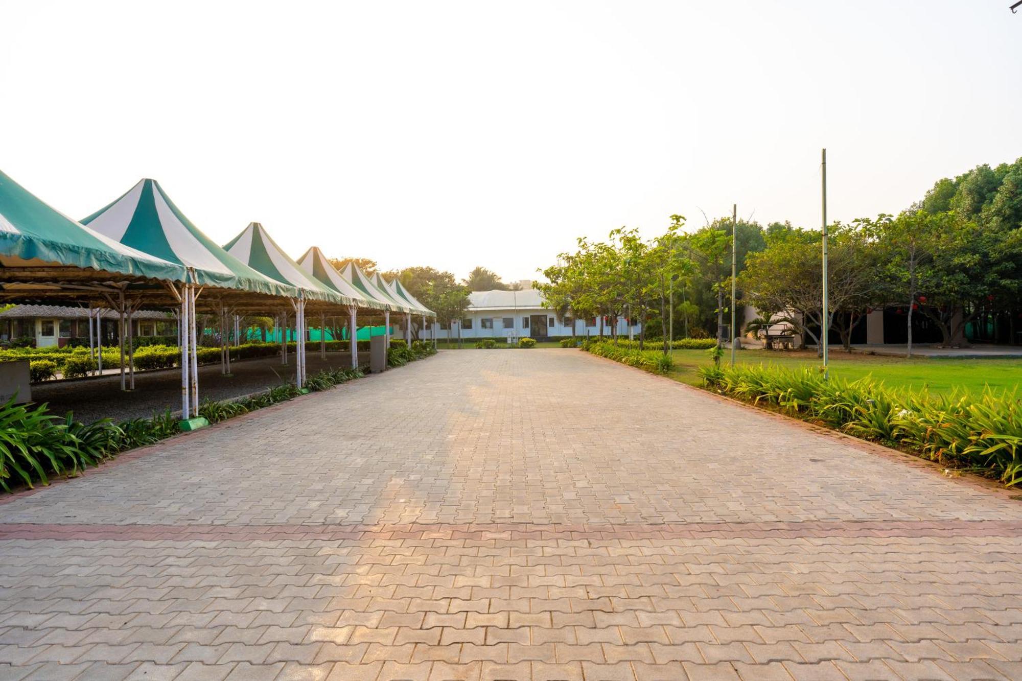 Shore Front Resort 비사카파트남 외부 사진