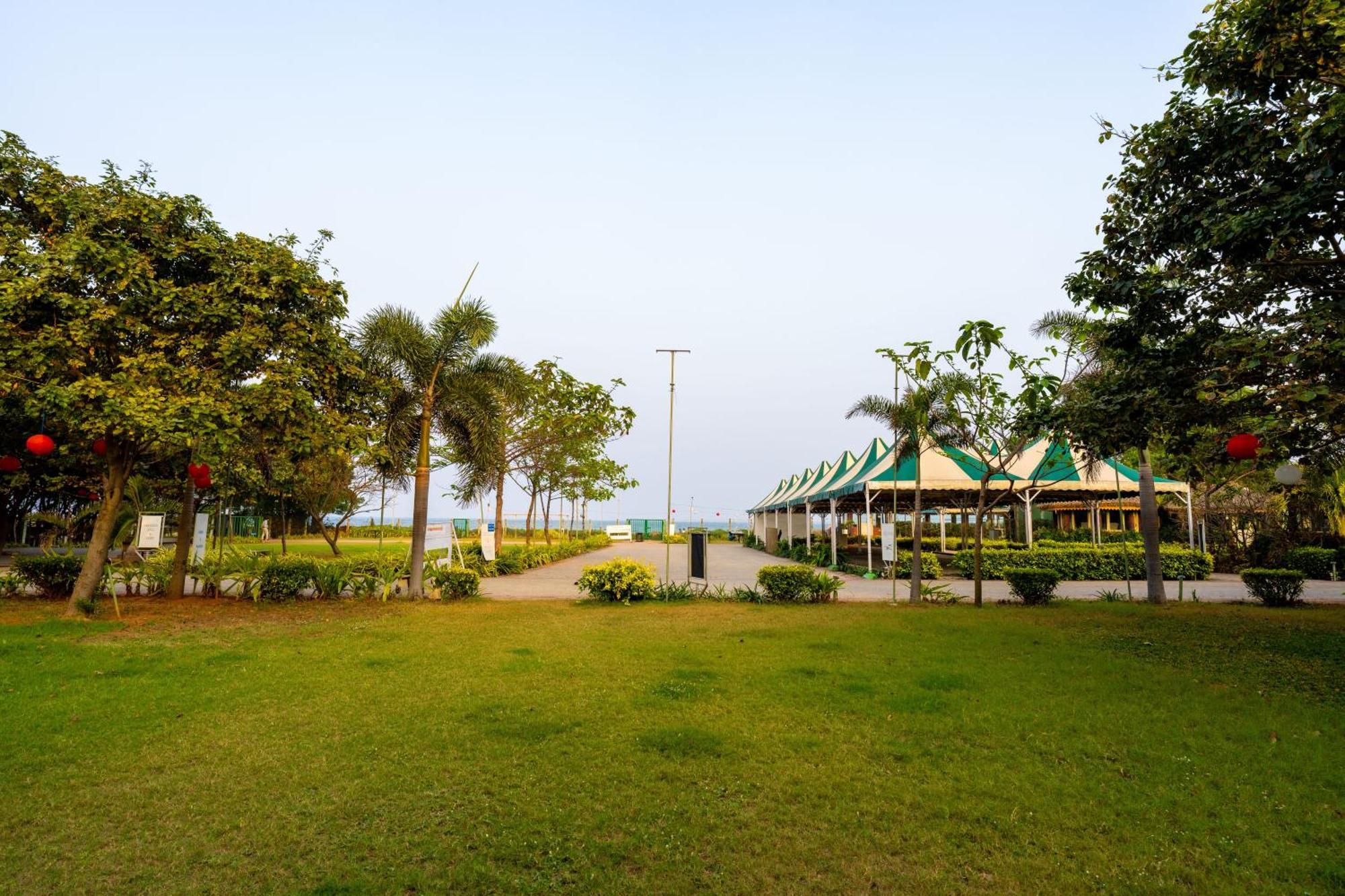 Shore Front Resort 비사카파트남 외부 사진