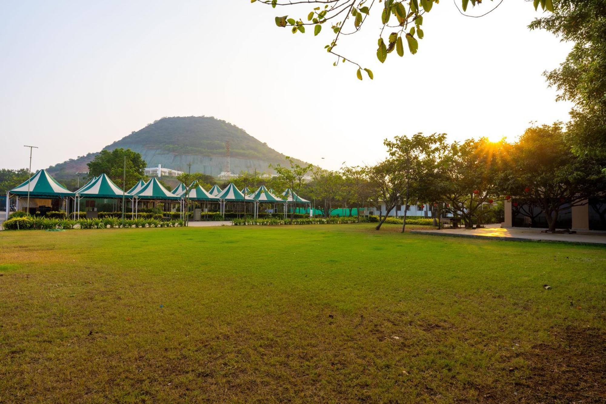 Shore Front Resort 비사카파트남 외부 사진