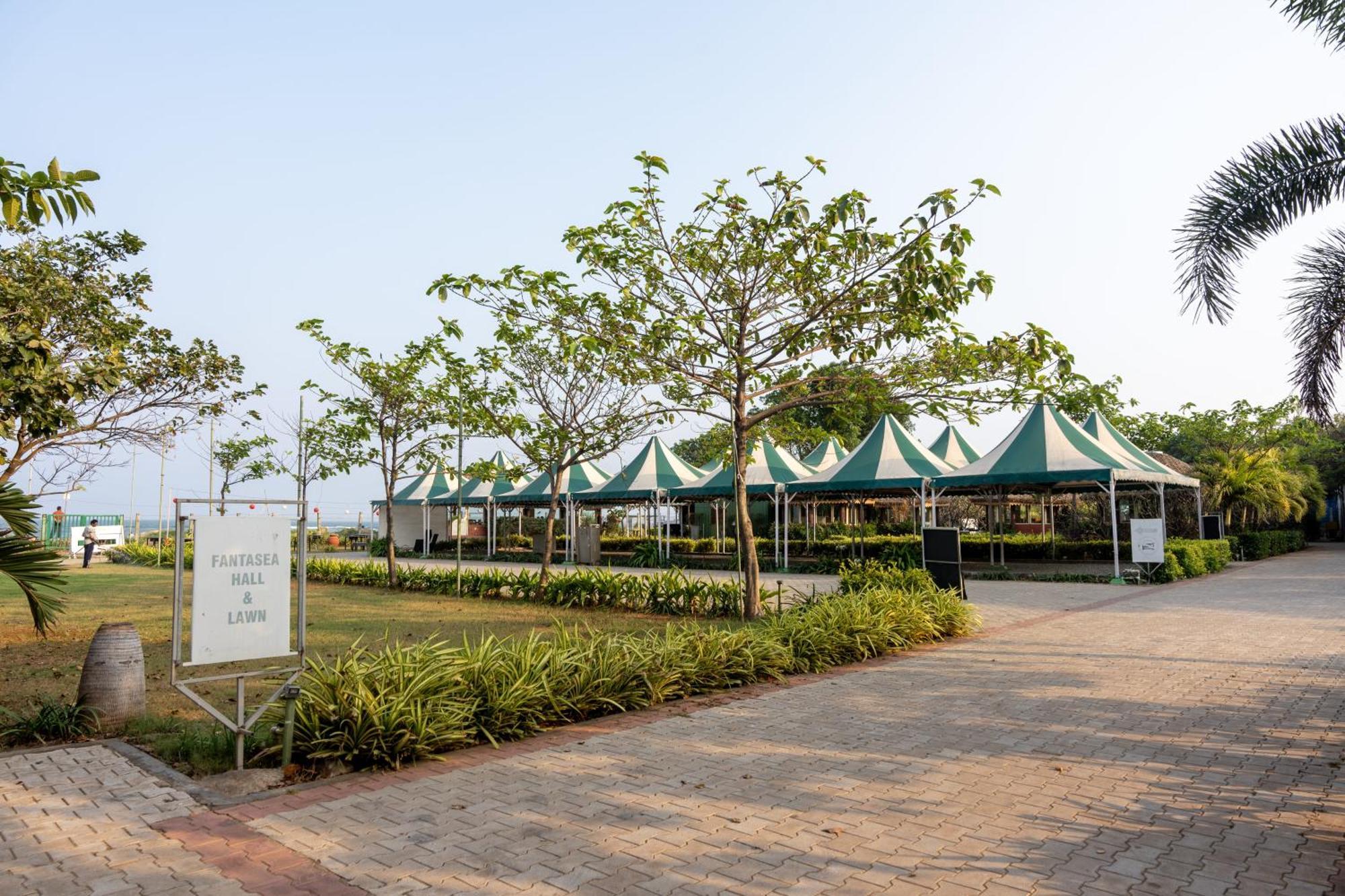 Shore Front Resort 비사카파트남 외부 사진