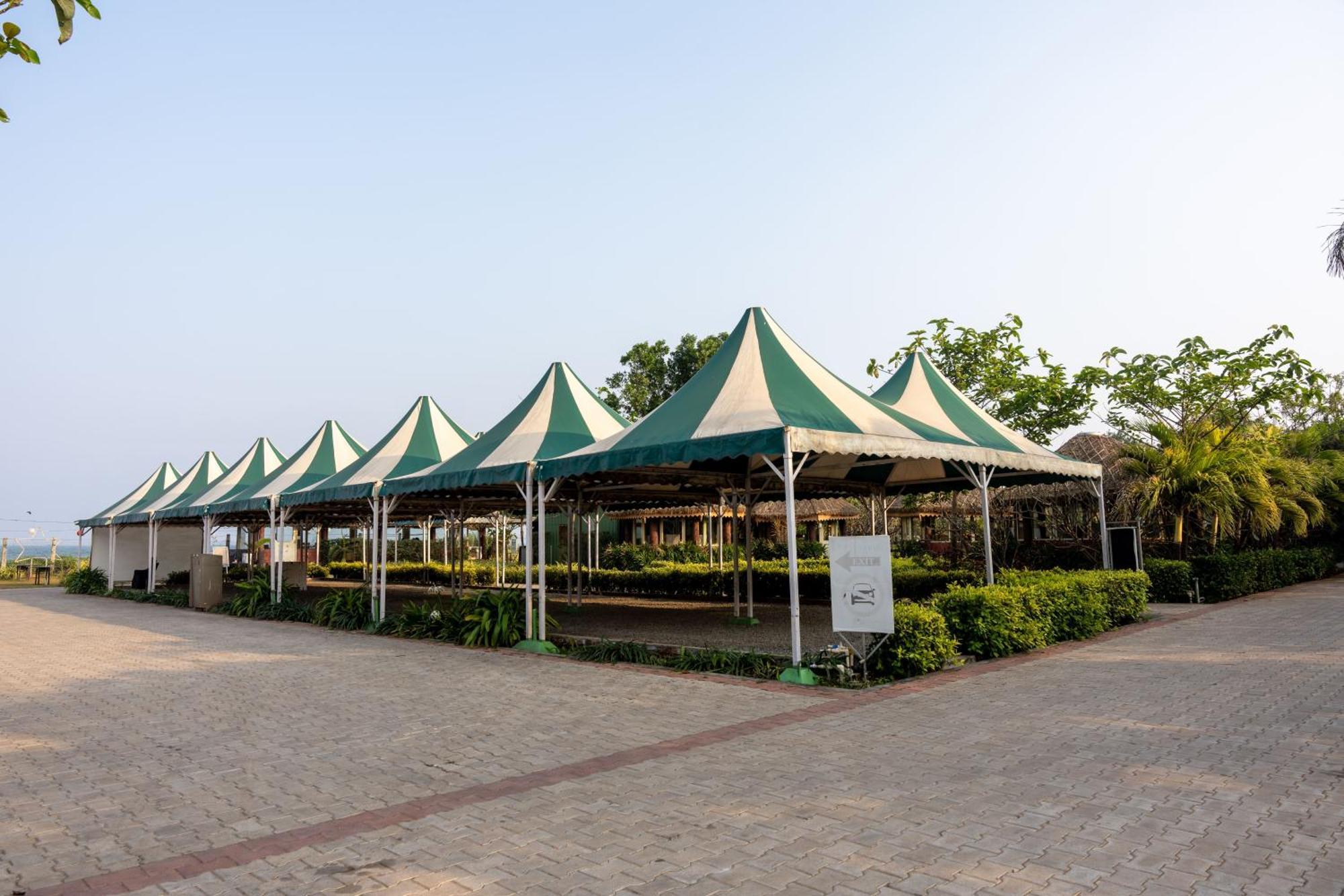 Shore Front Resort 비사카파트남 외부 사진