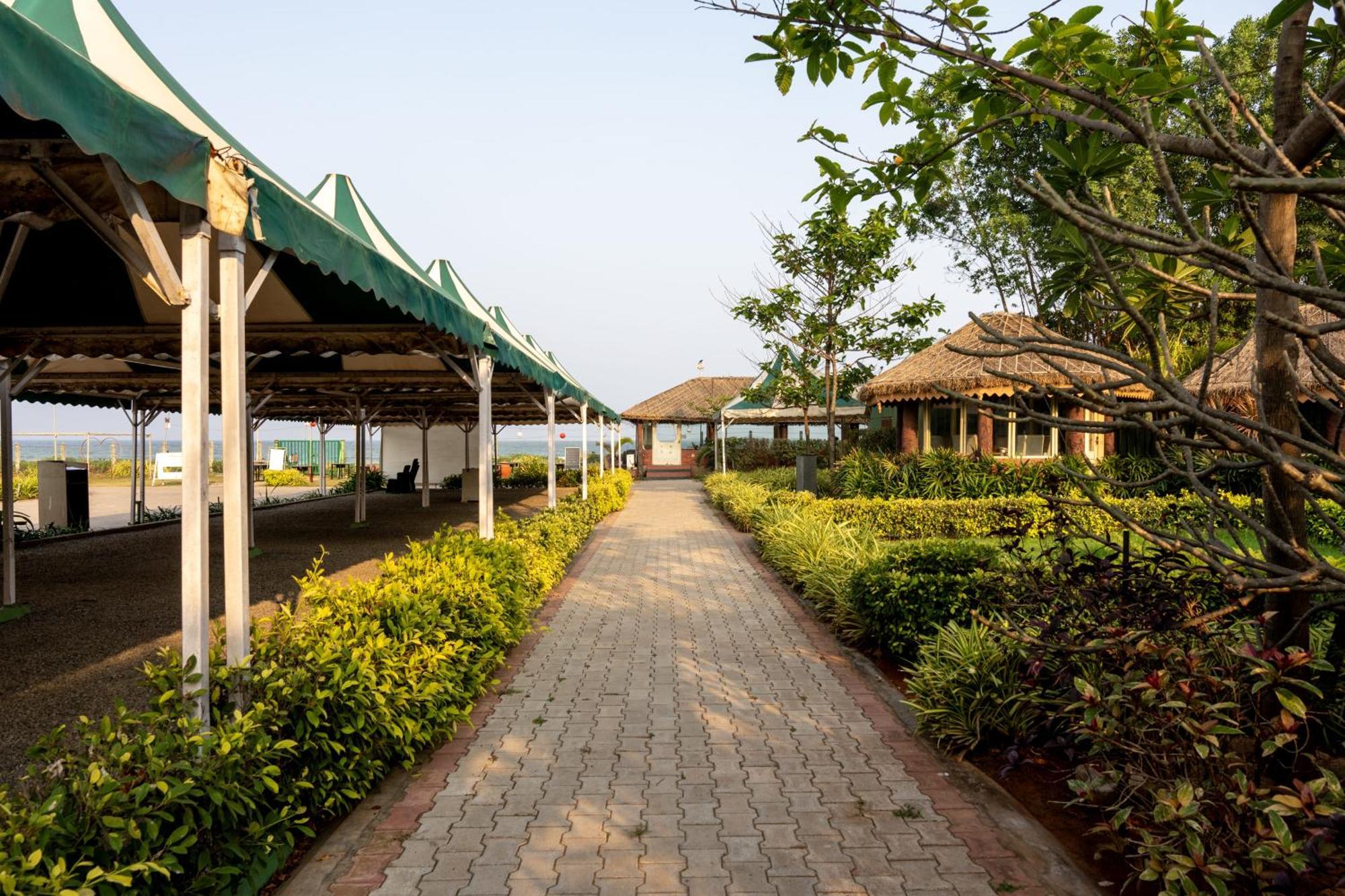 Shore Front Resort 비사카파트남 외부 사진